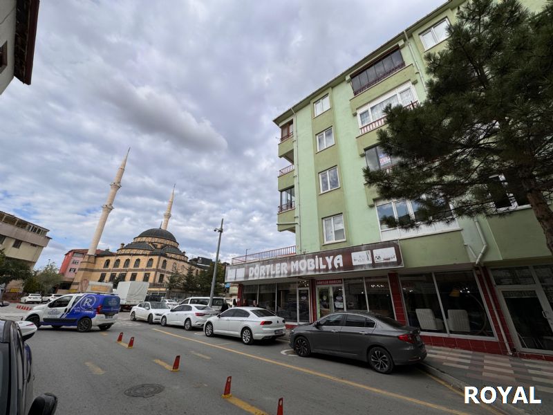 ROYAL'DEN BELEDİYE KARŞISINDA ARAKAT 160 m² LİK HER YERE YAKIN !