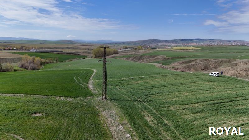 ROYAL'DEN BAĞLARBAŞINDA SU KENARI VE YOLA YAKIN 22 DÖNÜM ARAZİ