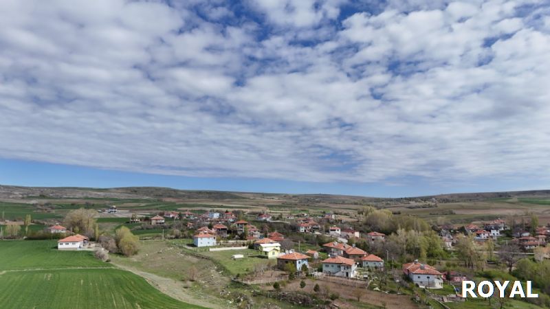 ROYAL'DEN BAĞLARBAŞINDA SU KENARI VE YOLA YAKIN 22 DÖNÜM ARAZİ