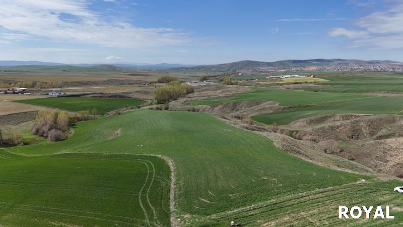 ROYAL'DEN BAĞLARBAŞINDA SU KENARI VE YOLA YAKIN 22 DÖNÜM ARAZİ